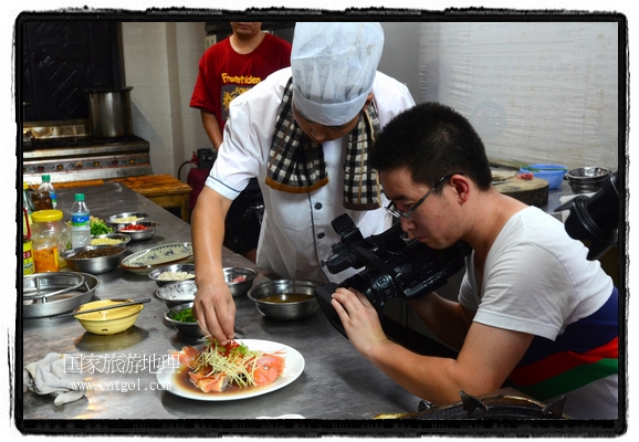 此次攝制組通過拍攝婺源代表名菜糊豆腐、粉蒸肉、荷包紅魚、賽鵝頸及地方小吃清明果、灰汁果、糯米子糕等來詮釋婺源美食經(jīng)典，展示婺源食文化，打造獨(dú)屬婺源的美食符號(hào)。