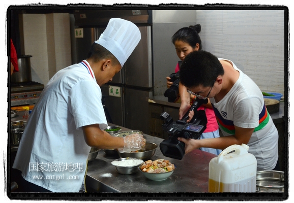 此次攝制組通過拍攝婺源代表名菜糊豆腐、粉蒸肉、荷包紅魚、賽鵝頸及地方小吃清明果、灰汁果、糯米子糕等來詮釋婺源美食經(jīng)典，展示婺源食文化，打造獨(dú)屬婺源的美食符號(hào)。