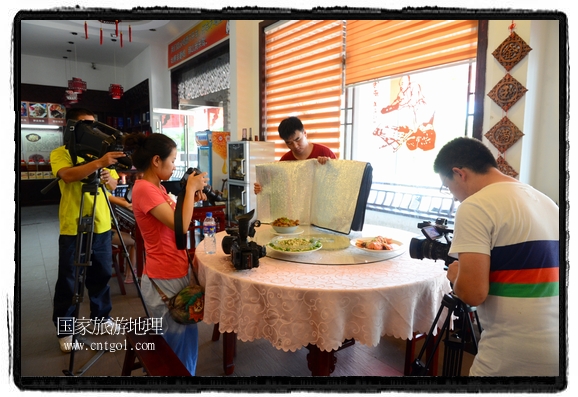 此次攝制組通過拍攝婺源代表名菜糊豆腐、粉蒸肉、荷包紅魚、賽鵝頸及地方小吃清明果、灰汁果、糯米子糕等來詮釋婺源美食經(jīng)典，展示婺源食文化，打造獨(dú)屬婺源的美食符號(hào)。