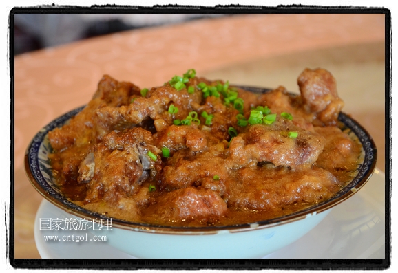 此次攝制組通過拍攝婺源代表名菜糊豆腐、粉蒸肉、荷包紅魚、賽鵝頸及地方小吃清明果、灰汁果、糯米子糕等來詮釋婺源美食經(jīng)典，展示婺源食文化，打造獨(dú)屬婺源的美食符號(hào)。