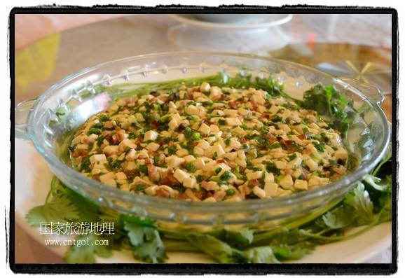 此次攝制組通過拍攝婺源代表名菜糊豆腐、粉蒸肉、荷包紅魚、賽鵝頸及地方小吃清明果、灰汁果、糯米子糕等來詮釋婺源美食經(jīng)典，展示婺源食文化，打造獨(dú)屬婺源的美食符號(hào)。