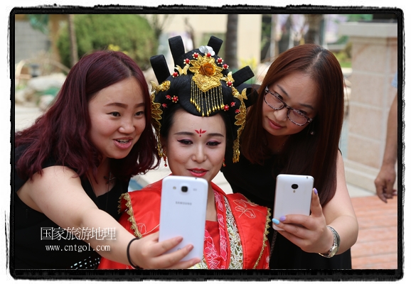 6月19日，端午節(jié)的前一天，甘肅平?jīng)鍪嗅轻紖^(qū)南山公園澳廈麗灣小區(qū)“邀請(qǐng)”唐朝被譽(yù)為四大美女之一的“楊貴妃”前來與市民見面，共度“端午佳節(jié)”。期間，“貴妃娘娘”由一名解說人員做向?qū)?，與小區(qū)居民一同游玩、賞景、互敬酒水、合影留念，并現(xiàn)場贈(zèng)送大人小孩粽子、香包和糖果。