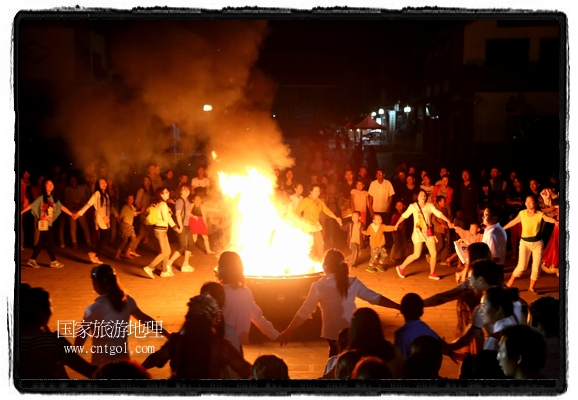 甘肅平?jīng)鍪嗅轻脊沛?zhèn)舉辦了篝火晚會(huì)，1000余名市民參與其中，大家載歌載舞，在歡快熱鬧的氣氛中為每一位父親送祝福。父親節(jié)（Father's Day），顧名思義是感恩父親的節(jié)日。約始于二十世紀(jì)初，起源于美國，現(xiàn)已廣泛流傳于世界各地，節(jié)日日期因地域而存在差異。