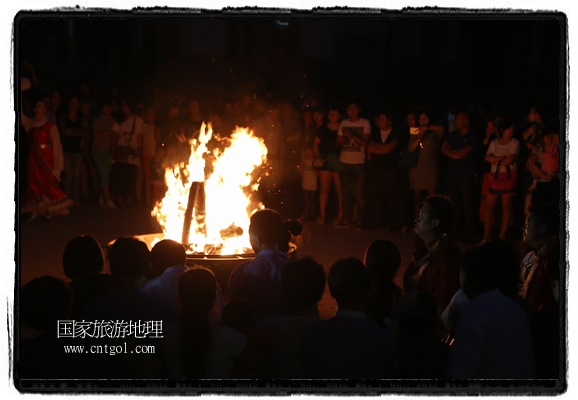 甘肅平?jīng)鍪嗅轻脊沛?zhèn)舉辦了篝火晚會(huì)，1000余名市民參與其中，大家載歌載舞，在歡快熱鬧的氣氛中為每一位父親送祝福。父親節(jié)（Father's Day），顧名思義是感恩父親的節(jié)日。約始于二十世紀(jì)初，起源于美國，現(xiàn)已廣泛流傳于世界各地，節(jié)日日期因地域而存在差異。