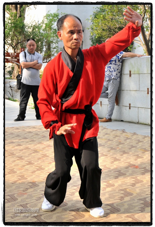 6月20日，小朋友們和中國(guó)武術(shù)愛(ài)好者們?cè)诮魇℃脑纯h熹園景區(qū)表演中國(guó)傳統(tǒng)的中國(guó)武術(shù)功夫，吸引許多游人前來(lái)駐足觀看。當(dāng)日是中國(guó)傳統(tǒng)的端午節(jié)，江西省婺源縣的中國(guó)武術(shù)愛(ài)好者們通過(guò)表演中國(guó)武術(shù)功夫，打太極，表演了少林棍、硬氣功、自選拳等少林寺功夫，讓孩子們從小學(xué)習(xí)中國(guó)武術(shù)，傳承中國(guó)武德，感受先人過(guò)端午的氛圍。