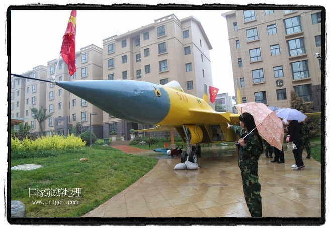 小區(qū)突然出現(xiàn)“飛機(jī)坦克”，其中殲15艦載戰(zhàn)斗機(jī)一架、99式主戰(zhàn)坦克一輛、武直-10武裝直升機(jī)一架，吸引了眾多市民雨中圍觀、合影。