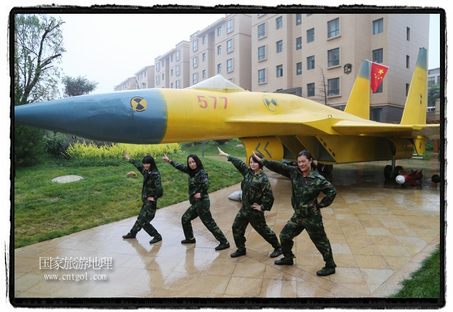 小區(qū)突然出現(xiàn)“飛機(jī)坦克”，其中殲15艦載戰(zhàn)斗機(jī)一架、99式主戰(zhàn)坦克一輛、武直-10武裝直升機(jī)一架，吸引了眾多市民雨中圍觀、合影。