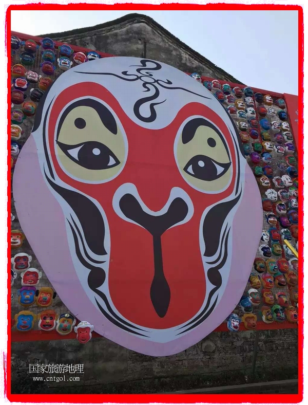 中國規(guī)模最大的猴面具彩繪在南潯古鎮(zhèn)展示。猴子真是今年最紅的動(dòng)物。 