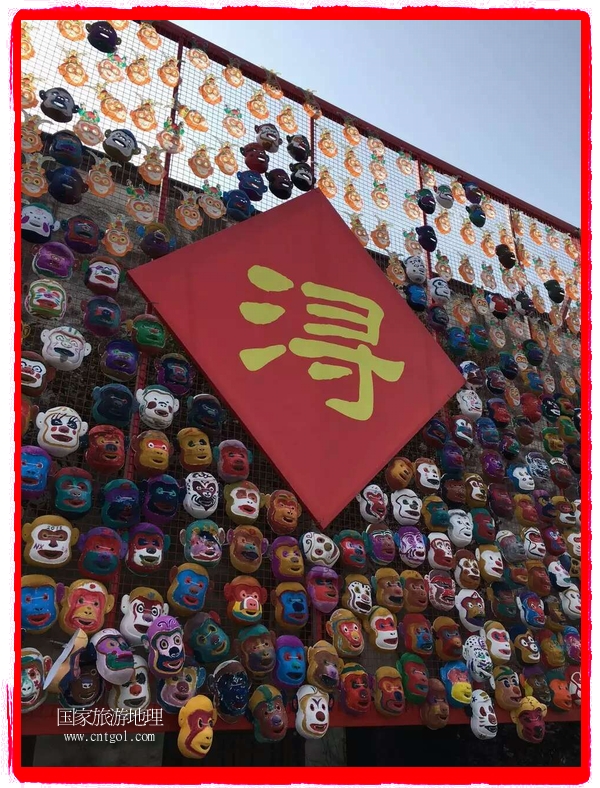 中國規(guī)模最大的猴面具彩繪在南潯古鎮(zhèn)展示。猴子真是今年最紅的動(dòng)物。 