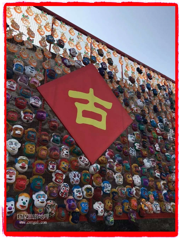 中國規(guī)模最大的猴面具彩繪在南潯古鎮(zhèn)展示。猴子真是今年最紅的動(dòng)物。 
