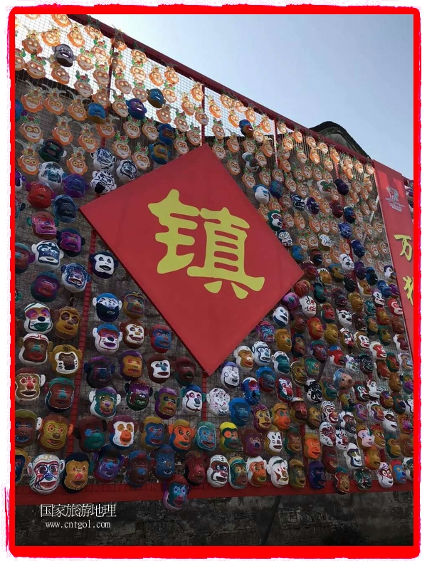 中國規(guī)模最大的猴面具彩繪在南潯古鎮(zhèn)展示。猴子真是今年最紅的動(dòng)物。 