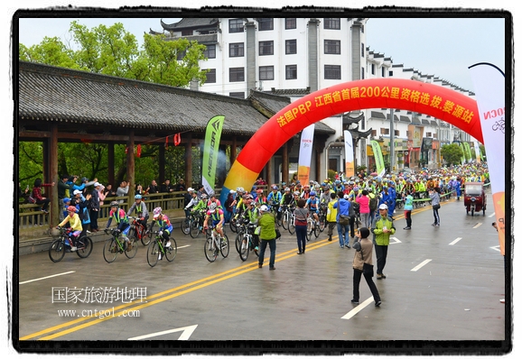 來自江西、安徽、浙江、福建等省市近千名選手參加了比賽，婺源賽道沿途的秀美風(fēng)光和徽派古村落，給參賽選手留下美好的印象。