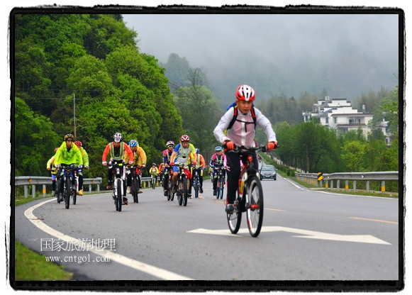 來自江西、安徽、浙江、福建等省市近千名選手參加了比賽，婺源賽道沿途的秀美風(fēng)光和徽派古村落，給參賽選手留下美好的印象。