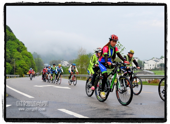 來自江西、安徽、浙江、福建等省市近千名選手參加了比賽，婺源賽道沿途的秀美風(fēng)光和徽派古村落，給參賽選手留下美好的印象。