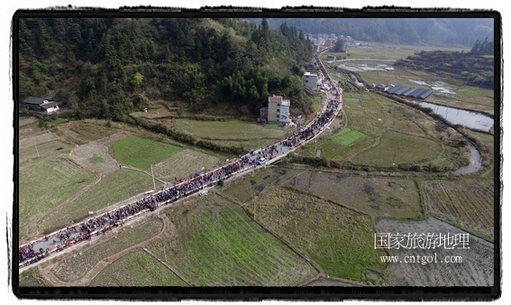 1700桌合攏宴，總長(zhǎng)3.7公里，10380人同桌就餐，創(chuàng)歷史之最