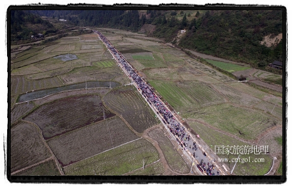 1700桌合攏宴，總長(zhǎng)3.7公里，10380人同桌就餐，創(chuàng)歷史之最